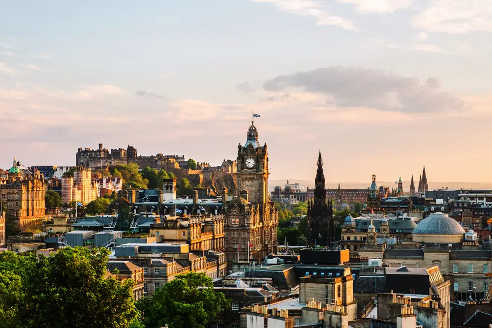 Hotels in Edinburgh are waiting for you to discover the city's beauty! Find the best hotel deals.